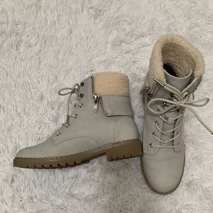 Women’s light grey ankle boots.